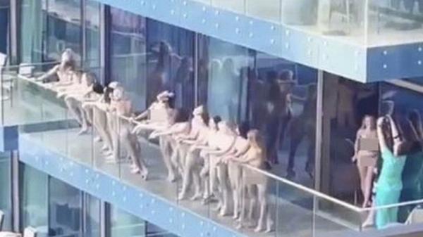 Tip van de dag: ga in Dubai niet met 18 vrouwen nakend op het balkon staan