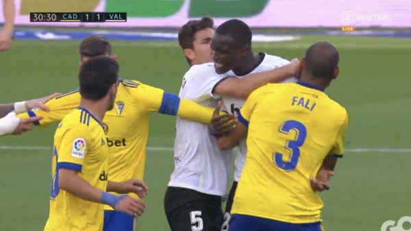 Spelers Valencia lopen van veld nadat Mouctar Diakhaby racistisch werd bejegend