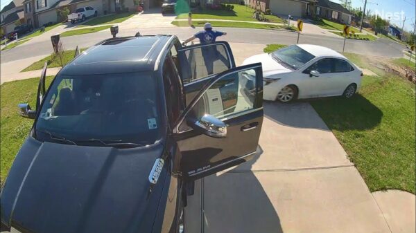 Kerel weet net op tijd weg te springen om zo niet onder een auto te komen