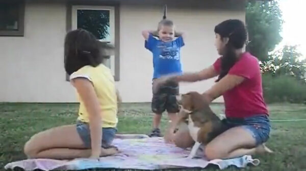 Terrorbroertje laat zijn zussen even duidelijk zien wie er de baas is