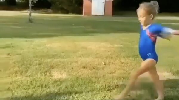 Kleine turnster showt even haar nieuwe act