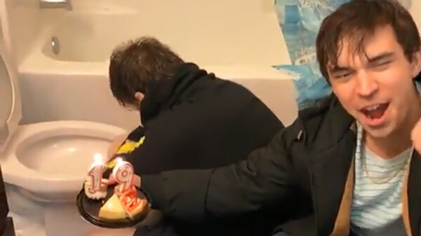 Gefeliciteerd: Josh heeft een onvergetelijke verjaardag op de wc