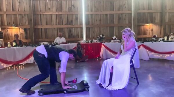 Pasgetrouwde monteur geeft zijn vrouw een APK