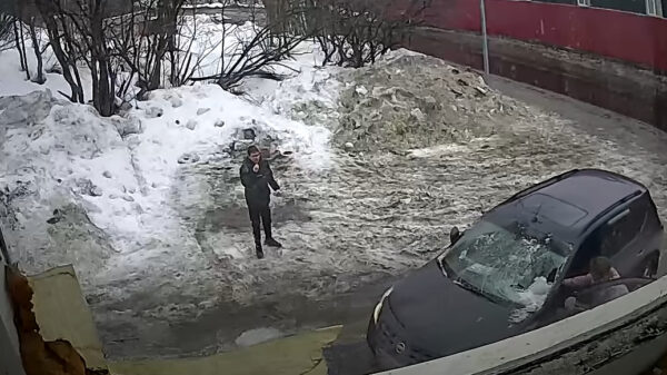 Ondertussen in Rusland: een enorm ijsblok op je autoruit