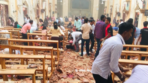 Meer dan 138 doden tijdens enorme aanslagen op hotels en kerken in Sri Lanka