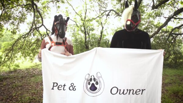 Pony-playende gekkies paraderen verkleed als paardje de weide rond