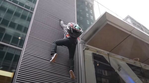 Extinction Rebellion-activist pleurt van gebouw en verbrijzelt zijn bekken