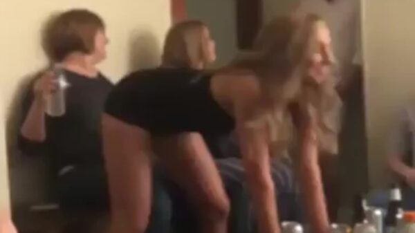 Dochter laat haar twerk-skills aan haar familie zien