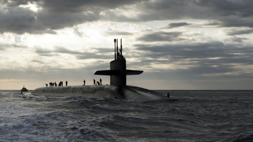 Nederlandse mariniers genieten van BBQ bovenop een onderzeeër