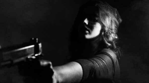 Doorgedraaide vrouw schiet met pistool vanuit haar auto: "anybody wanna die now?"