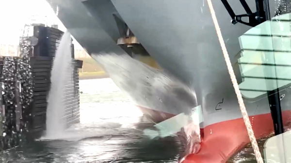 Schip raakt Calandbrug in Rotterdam waarna 'gapend' gat in romp ontstaat