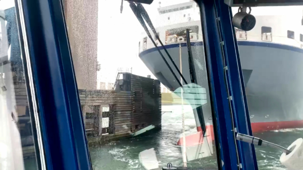 Schip raakt Calandbrug in Rotterdam waarna 'gapend' gat in romp ontstaat