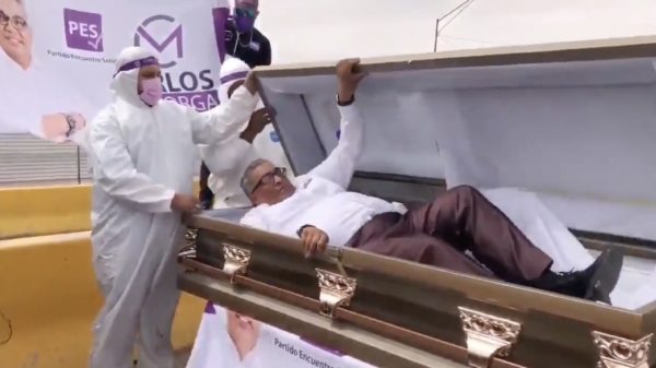 Mexicaanse politicus Carlos Mayorga begint zijn campagne in een lijkwagen