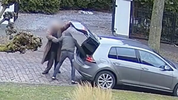 Capuchon ziet 86-jarige man 10.000 euro pinnen in Nijmegen en berooft hem