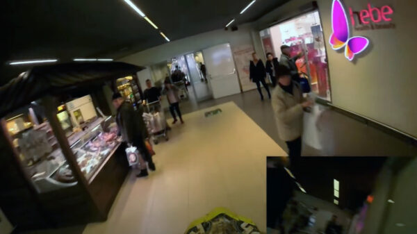 Oude doos: Oostblokker neemt binnendoorweg en rijdt met zijn crossmotor door het winkelcentrum