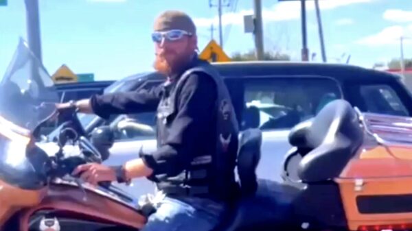 Stoere biker laat zich bij het verkeerslicht even helemaal gaan