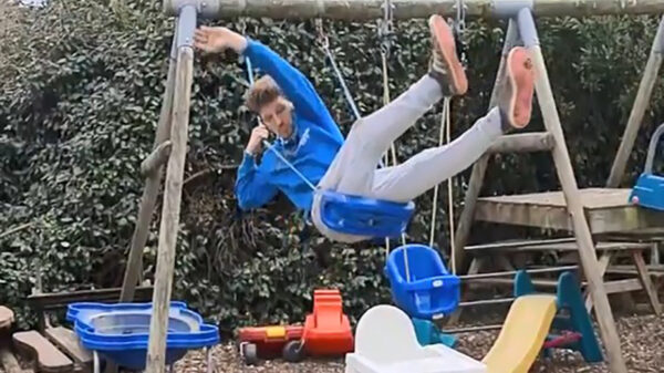 Van een schommel in een kinderzitje springen is een heel slecht plan