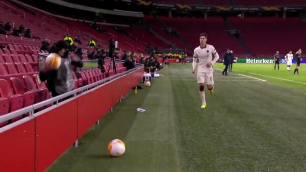 Ballenjongen slingert Roma-speler Calafiori keiharde bal voor z'n porem