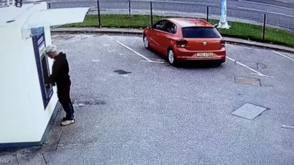 Pinnende man krijgt kontje van stekeblinde vrouw die geen spiegels gebruikt