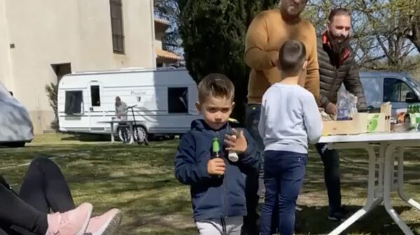 Ouders van het jaar maken van hun zoon een levende opener