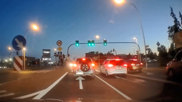 Automobilist vol in de ankers want mevrouw neemt alle tijd tijdens het oversteken