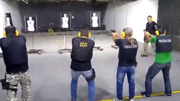 WTF: schietinstructeur zet eigen leven op het spel als wandelende schietschijf