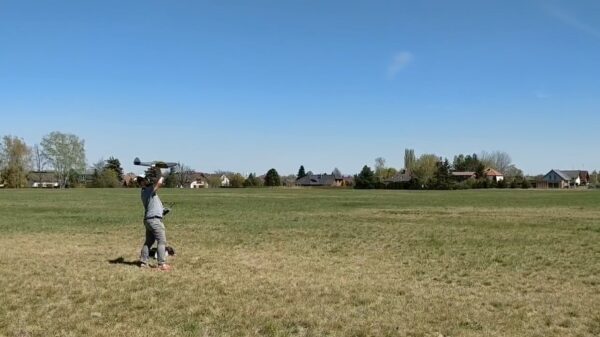 Kerel kan niet wachten om eindelijk zijn RC-vliegtuig uit te proberen