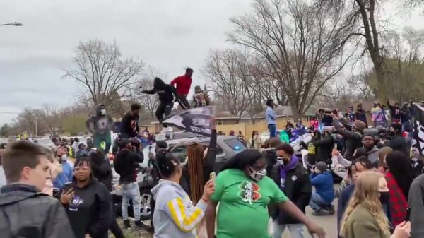 Weer zwarte man door mogelijk politiegeweld overleden in Amerika, totale chaos in Minnesota
