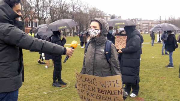 Ook Aziaten de straat op om te demonstreren tegen racisme