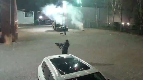 Whut: idioten beschieten pand in Aalsmeer, gebruiken vuurwerk als dekmantel