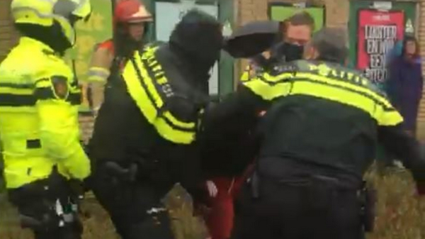 Verdachte krijgt stevige klappen van agent tijdens aanhouding in Almere-Stad