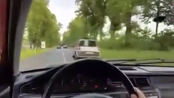 Snelheidsduivel krijgt een heftige close-up van zijn motorkap