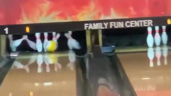 Dat is wel een heel bijzondere manier om een strike te gooien