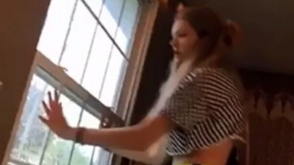 Jongedame heeft een handige lifehack als een raam moeilijk opengaat