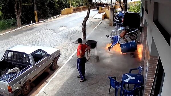 Olievat ontploft tijdens het slijpen en smijt snuggere Pedro tegen de grond