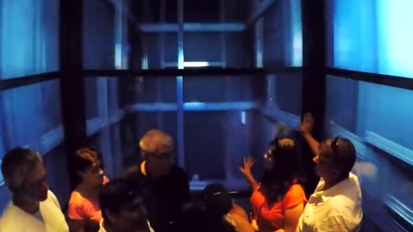 Een ritje in de lift van het WTC is een bizarre ervaring