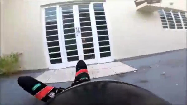 Braziliaanse skydiver boort zichzelf in de achterkant van een huis