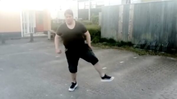 Ben gaat heerlijk los op een jaren 90 eurodance knaller!