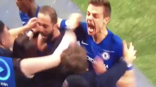 Gonzalo Higuain viert goal van Chelsea tussen de memmen van vrouwelijke supporter