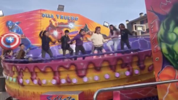 12-jarige Spaanse koter vliegt uit kermisattractie