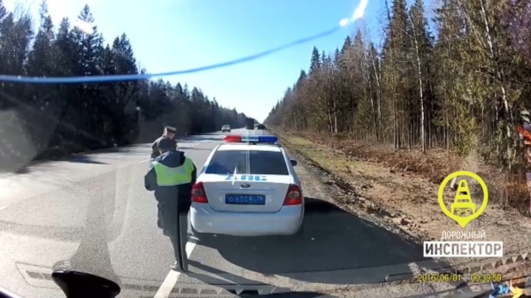 Politieagent wordt voor zijn kl*$& gereden door onoplettende automobilist