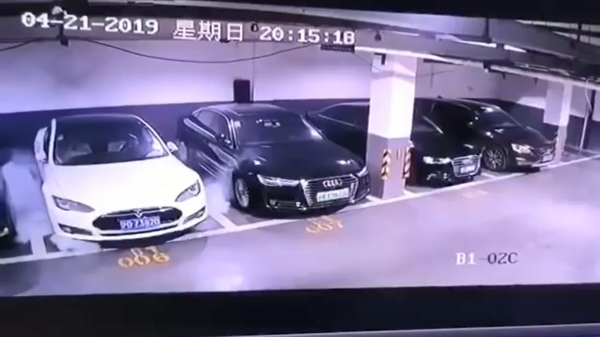 Tesla Model S vliegt spontaan in brand in Chinese parkeergarage