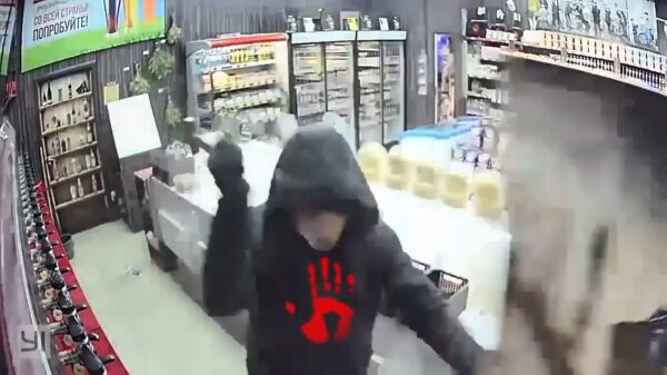 Russische overvaller wordt gepeppersprayed en hardhandig in elkaar gebeukt