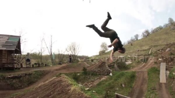Een pijnlijke maar vermakelijke compilatie van backflip fails!