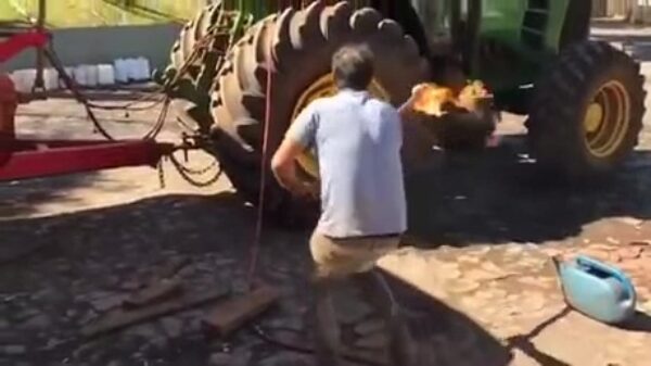 Met een fakkel je tractorband opleggen blijkt toch een pijnlijke aangelegenheid