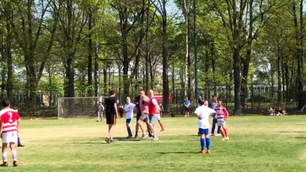 Vader van het jaar valt scheidsrechter aan tijdens koter-voetbalwedstrijd