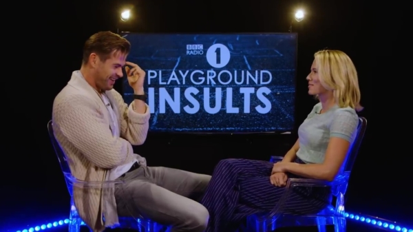 Chris Hemsworth en Scarlett Johansson proberen elkaar tot op het bot te beledigen