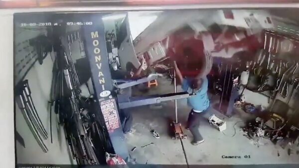 De Hulk denkt kiepende auto wel even tegen te kunnen houden