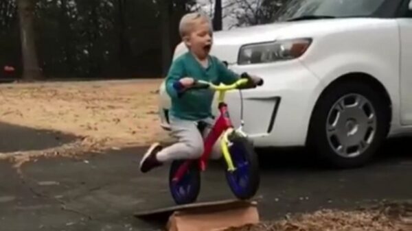 Koter neemt een ramp en maakt een geweldige faceplant