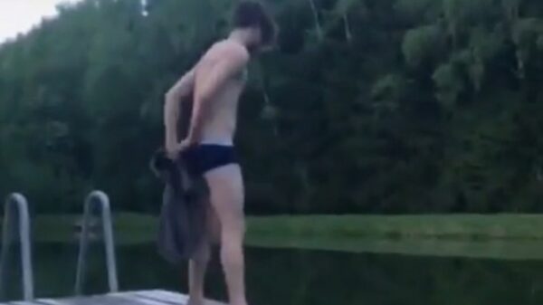 Moedertje karma duwt jongedame net zo hard in het water